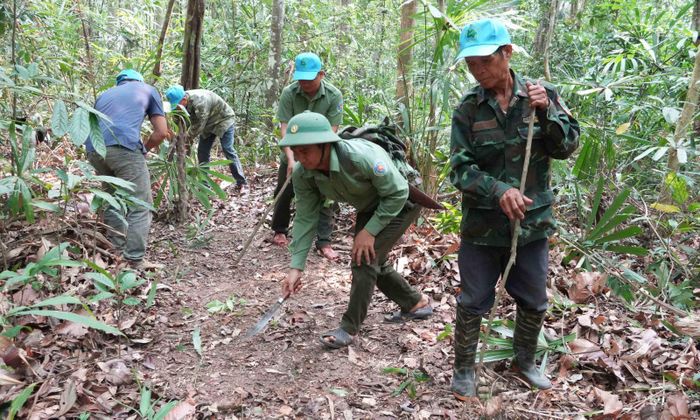 Người dân cùng lực lượng chuyên trách bảo vệ rừng tiến hành tuần tra, kiểm soát và phòng, chống cháy rừng tại các khu vực được phân công trong Vườn Quốc gia Chư Mom Ray.