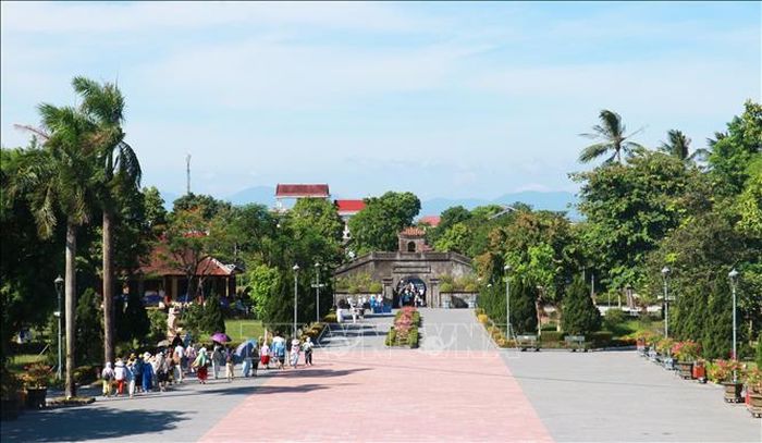 Những ngày cuối tháng Sáu, đông đảo người dân và du khách đến tri ân các Anh hùng liệt sỹ tại Thành cổ Quảng Trị.