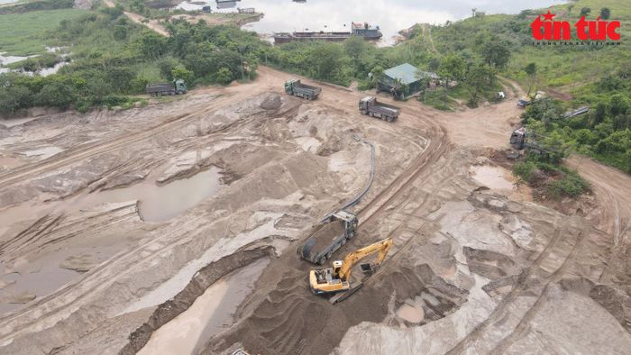 Nhiều ô tô vào bãi chở cát đi nơi khác, nhưng qua một đêm bãi chứa cát này lại đầy ắp.