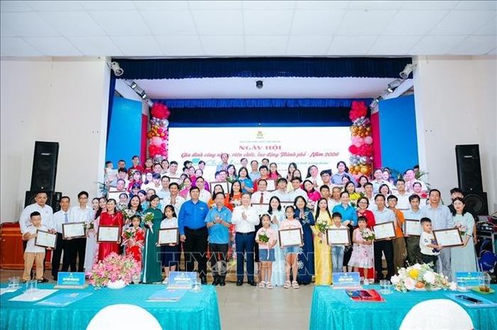 Ông Dương Anh Đức, Trưởng Ban Tuyên giáo và Dân vận Thành ủy TP Hồ Chí Minh cùng các đại biểu và các gia đình hạnh phúc tại lễ tuyên dương.