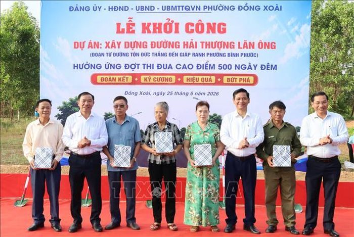Lãnh đạo phường Đồng Xoài (thành phố Đồng Nai) tặng quà cho các hộ dân bị ảnh hưởng khi thi công dự án.