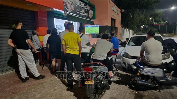 Người dân xem trận đấu trên hè phố ở thủ đô Algiers. Ảnh: Mạnh Hùng/PV TTXVN tại Algeria
