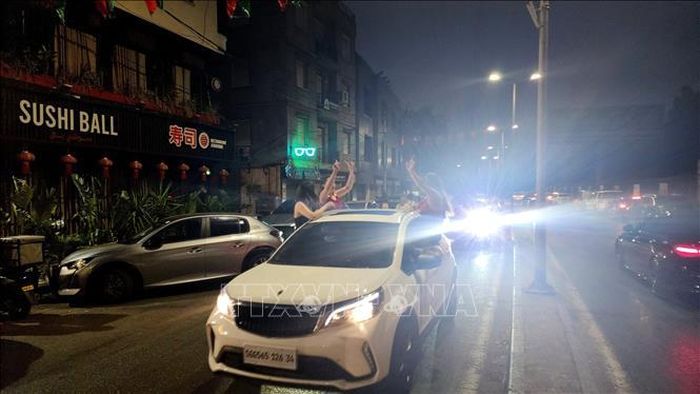 Người hâm mộ Algeria thể hiện niềm vui tột độ khi đội nhà lọt vào vòng knock-out. Ảnh: Mạnh Hùng/PV TTXVN tại Algeria