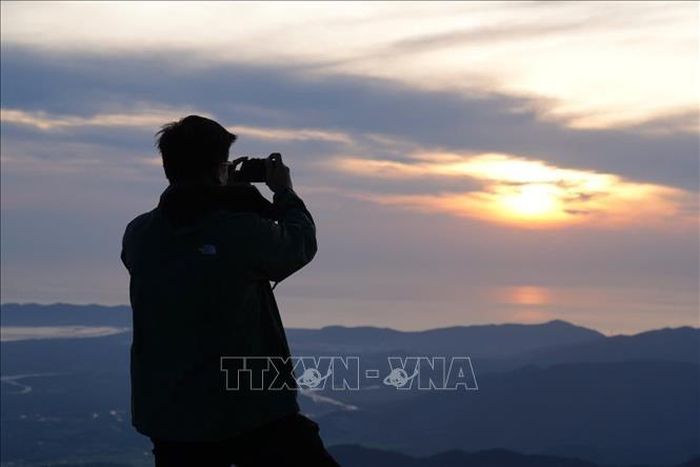 Du khách bắt trọn vẻ đẹp của bình minh từ Vọng Hải Đài.