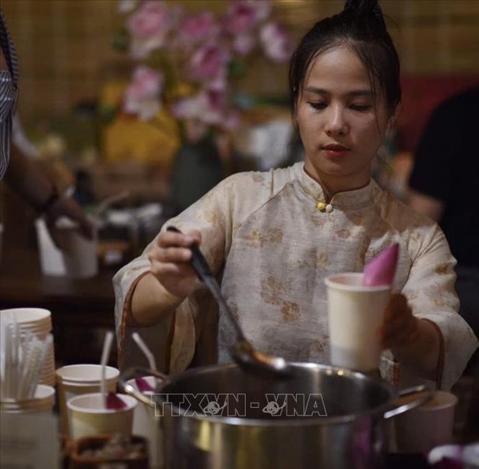 Du khách thưởng thức trà sen truyền thống tại không gian văn hóa trà, một trong những hoạt động trải nghiệm của Lễ hội Sen Hà Nội 2026. Ảnh: Tuyết Mai/TTXVN