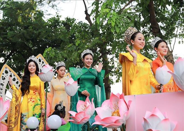 Màn diễu hành của hơn 2000 người mặc áo dài họa tiết sen. Ảnh: Khánh Hòa/TTXVN
