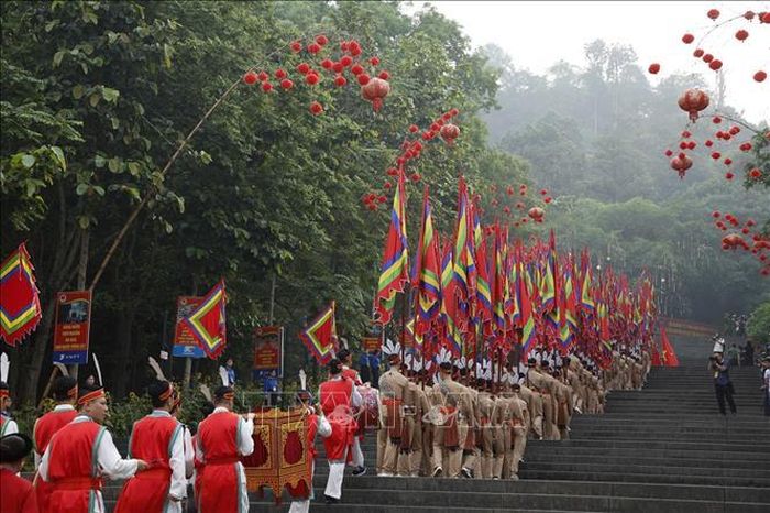 Đoàn nghi lễ rước kiệu tiến lên núi Nghĩa Lĩnh, nơi thờ tự các Vua Hùng. Ảnh: Thống Nhất/TTXVN