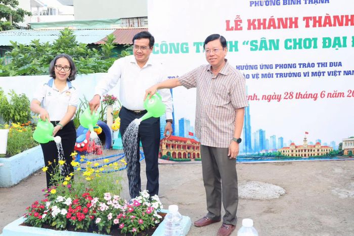 Phường Bình Thạnh tổ chức các hoạt động gắn liền với việc trồng thêm cây xanh, hoa tươi để làm đẹp - xanh - sạch địa bàn.