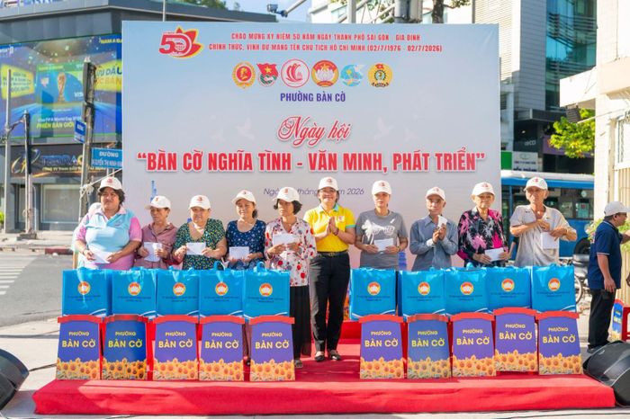 Phường Bàn Cờ tặng quà cho người dân có hoàn cảnh khó khăn nhân kỉ niệm 50 năm Thành phố mang tên Bác.