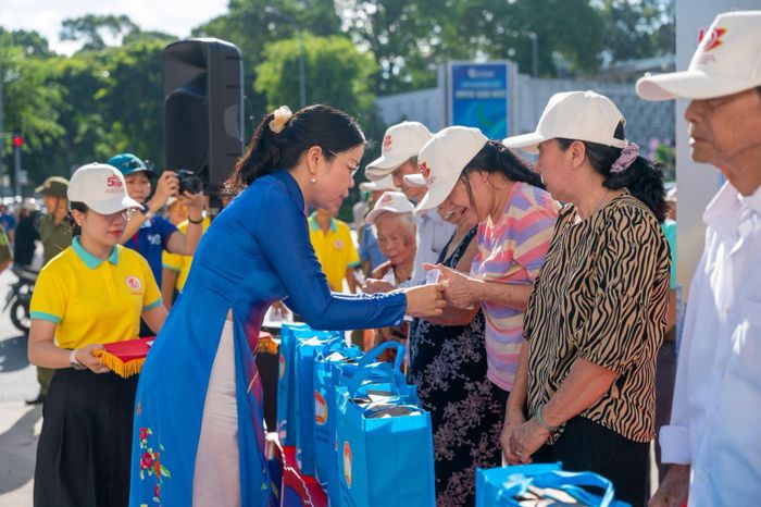 Người dân có hoàn cảnh khó khăn phường Bàn Cờ được tặng quà nhân dịp kỉ niệm 50 năm Thành phố mang tên Bác.