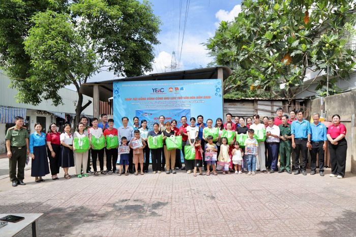 Thăm hỏi, trao tặng 40 phần quà cho thanh niên công nhân và thiếu nhi tại khu lưu trú văn hóa.
