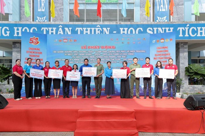 Trao tặng các nguồn lực đồng hành cùng địa phương.