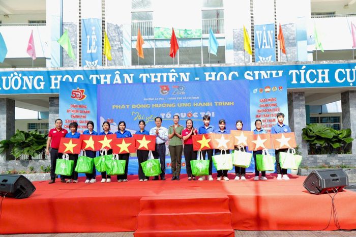 Trao tặng 20 suất quà cho học sinh THPT có hoàn cảnh khó khăn, vượt khó vươn lên trong cuộc sống.