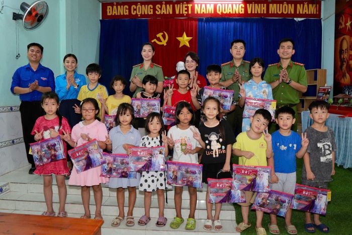 Tặng dụng cụ học tập cho các em thiếu nhi lớp học 0 đồng.