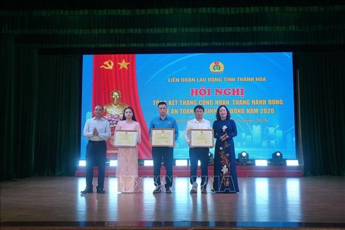3 tập thể và 1 cá nhân vinh dự nhận Bằng khen của Tổng LĐLĐ Việt Nam vì có thành tích xuất sắc trong phong trào công nhân và hoạt động công đoàn Tháng công nhân 2026. Ảnh: Khiếu Tư/TTXVN