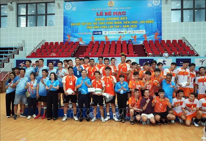 Ban tổ chức trao giải môn bóng chuyền nam cho các đội đạt thành tích cao. Ảnh: Phạm Minh Tuấn/TTXVN