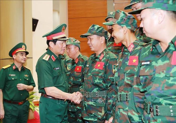 Đại tướng Nguyễn Tân Cương, Ủy viên Trung ương Đảng, Tổng Tham mưu trưởng QĐND Việt Nam, Thứ trưởng Bộ Quốc phòng động viên, giao nhiệm vụ cho các sĩ quan, quân nhân lên đường sang Venezuela làm nhiệm vụ. Ảnh: Trọng Đức/TTXVN