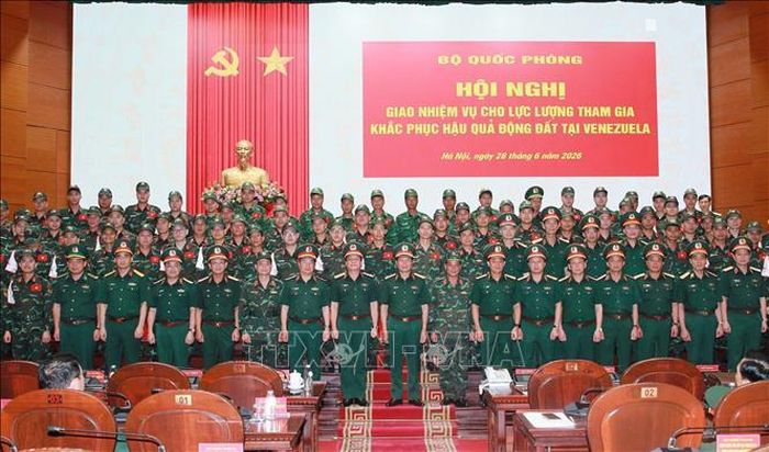 Đại tướng Nguyễn Tân Cương, Ủy viên Trung ương Đảng, Tổng Tham mưu trưởng QĐND Việt Nam, Thứ trưởng Bộ Quốc phòng và đại biểu với các sĩ quan, quân nhân lên đường sang Venezuela làm nhiệm vụ. Ảnh: Trọng Đức/TTXVN
