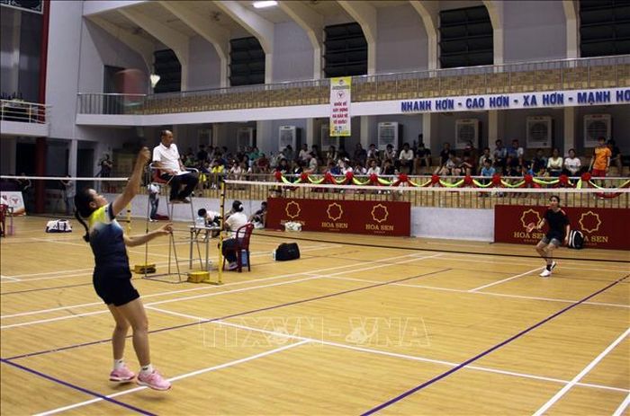 Các vận động viên thi đấu tại Giải cầu lông các câu lạc bộ tỉnh Gia Lai mở rộng. Ảnh: Trịnh Bang Nhiệm/TTXVN