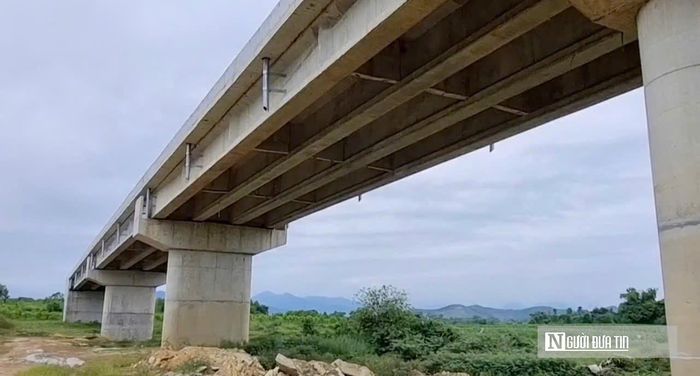 Công trình giao thông này được kỳ vọng tạo thuận lợi cho việc đi lại, giao thương của người dân hai bên sông, đồng thời thúc đẩy phát triển kinh tế - xã hội tại địa phương. Dù phần cầu chính đã cơ bản hoàn thành từ năm 2025, cầu Mô Vĩnh hiện vẫn nằm chơ vơ khi không có đường kết nối. Sự chậm trễ của hạng mục đường dẫn hai đầu đã khiến cây cầu kiên cố bị bỏ hoang từ đó đến nay, chưa thể phát huy vai trò giao thương như kỳ vọng.