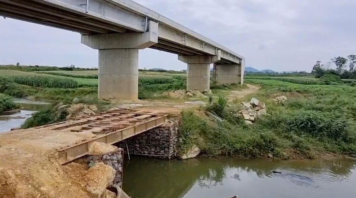 Liên quan đến tiến độ xử lý mặt bằng, trao đổi với Người Đưa Tin, ông Đặng Văn Tuấn - Phó Chủ tịch UBND xã Kim Bảng - cho biết, địa phương đã thành lập Hội đồng giải phóng mặt bằng để triển khai các bước kiểm đếm, đo đạc và hoàn thiện thủ tục đền bù cho dự án cầu Mô Vĩnh. Hiện tại, công tác giải phóng mặt bằng đang được xã gấp rút thực hiện nhằm sớm bàn giao quỹ đất sạch.