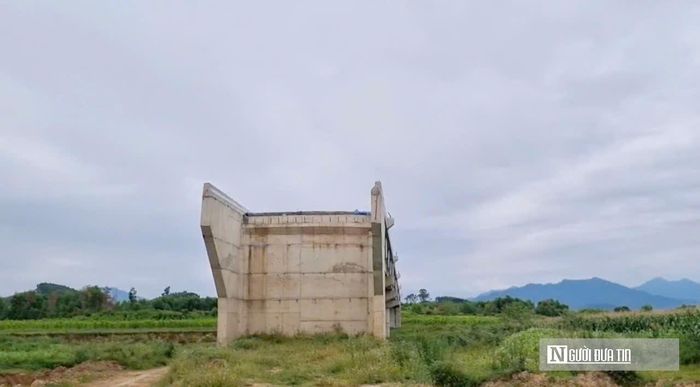 Công trình có quy mô 4 nhịp giản đơn bằng bê tông cốt thép dự ứng lực, dài 146m, rộng 9m. Dự án cũng bao gồm hạng mục đường dẫn hai đầu cầu theo tiêu chuẩn cấp V đồng bằng (nền 7,5m, mặt đường 5,5m). 