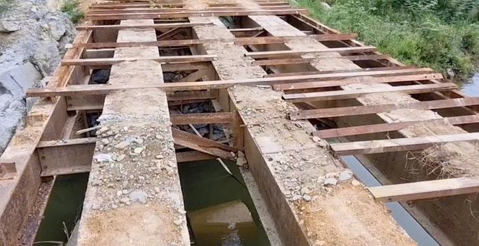 Người dân hai bên bờ sông Rộ từng hết sức kỳ vọng cây cầu mới sẽ mở ra cơ hội giao thương thuận lợi, giúp chấm dứt cảnh phải di chuyển trên cây cầu sắt tạm bợ, mất an toàn. 