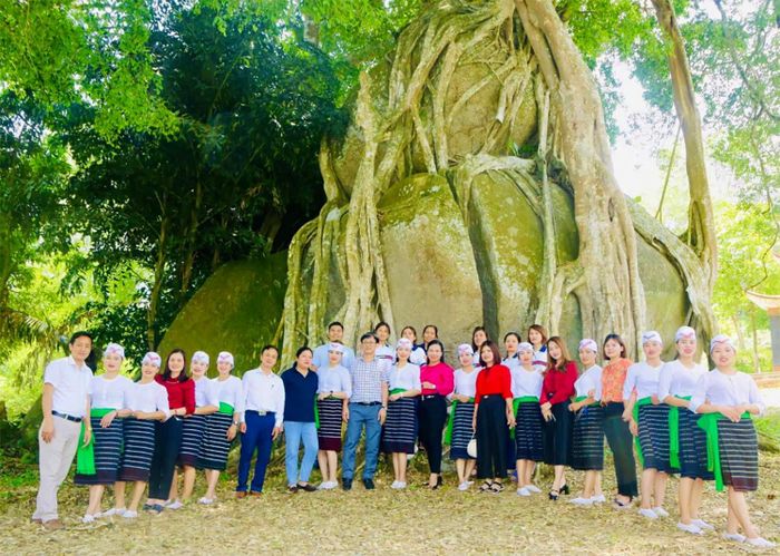Cây di sản đã góp phần hình thành nên một điểm du lịch sinh thái - tâm linh mới của địa phương. Trong quy hoạch chuẩn bị trình phê duyệt sắp tới, có trên 100ha được quy hoạch thành vùng du lịch tâm linh tại khu vực cây di sản này. Ảnh GX. 