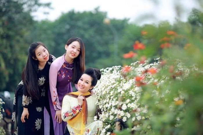 Nghệ sĩ Thanh Thanh Hiền cùng 2 con gái.