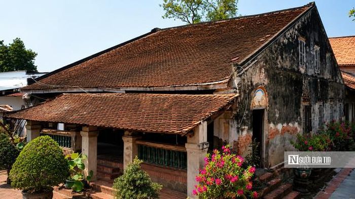 Được xây dựng từ năm 1894, ngôi nhà đã trải qua 132 năm với diện tích ngôi nhà rộng gần 480 m² với phần nhà chính và nhà sau được bố trí cân đối. Chủ nhân của công trình là ông Nguyễn Văn Kiên (1854-1914), người gốc miền Trung, từng giữ chức Đốc phủ sứ dưới thời Pháp thuộc. Khi vào Nam lập nghiệp, ông đã mang theo cả phong cách kiến trúc quê hương, tạo nên một công trình hiếm thấy giữa vùng đất Tây Ninh.