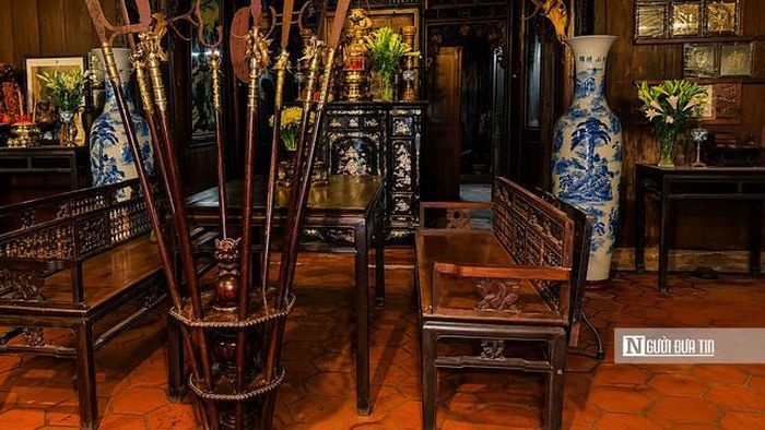Bước qua những cánh cửa gỗ lớn, không gian bên trong mở ra đầy trang nghiêm. Chính giữa là bàn thờ Đốc phủ sứ Nguyễn Văn Kiên cùng nhiều hiện vật cổ vẫn được con cháu gìn giữ cẩn trọng.