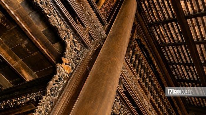 Mái lợp ngói vảy cá. Tổng cộng nhà có 32 cột gỗ, hai hàng cột giữa nhà cao khoảng 8m, có đường kính khoảng một người ôm. Toàn bộ cột, kèo, vách, sàn cho đến bàn thờ được làm hoàn toàn bằng các loại gỗ quý.