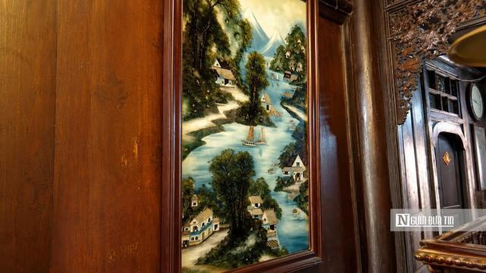 Những bộ trường kỷ, tủ thờ, bộ ván gỗ, tranh kính và đèn chùm cổ tạo nên không gian đậm chất truyền thống nhưng vẫn thấp thoáng dấu ấn phương Tây.