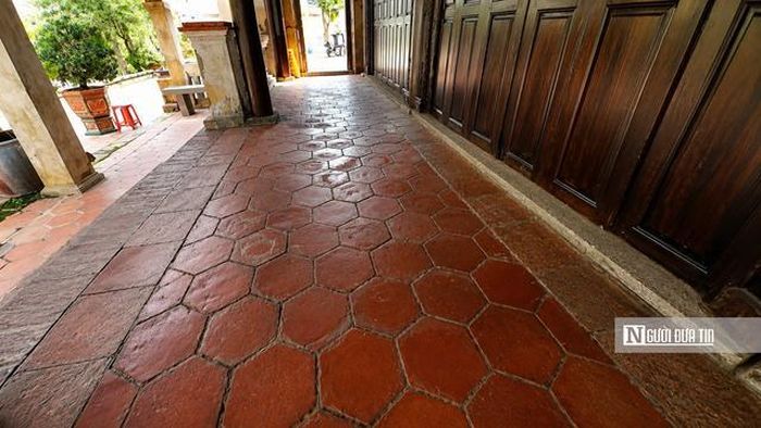 Kiến trúc nhà cổ có nền nhà cao hơn 1m so với sân vườn, bó vỉa bằng đá xanh. Theo kinh nghiệm dân gian, chủ nhân đã cho đổ một lớp muối hạt dày 10 cm trước khi lót nền bằng gạch tàu hình lục giác. Chung quanh nhà xây tường gạch dày 40 cm kết dính bằng hồ vôi ô dước.