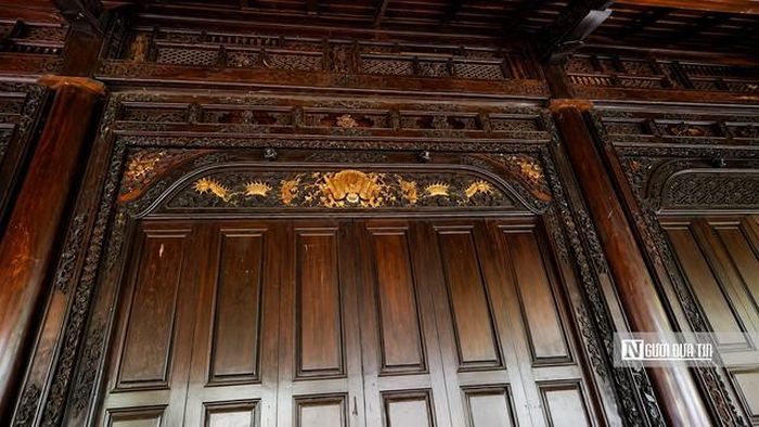 Giữa những đổi thay không ngừng của đô thị, ngôi nhà cổ Đốc phủ sứ Nguyễn Văn Kiên vẫn âm thầm tồn tại như một bảo tàng sống về lịch sử, văn hóa và nghệ thuật kiến trúc. Mỗi đường nét chạm khắc, mỗi viên gạch cũ hay từng hàng cột gỗ đều lưu giữ ký ức của một thời vàng son. Đó không chỉ là tài sản của một dòng họ, mà còn là di sản quý giá cần được gìn giữ để những thế hệ mai sau vẫn còn cơ hội chạm vào hơi thở của quá khứ.