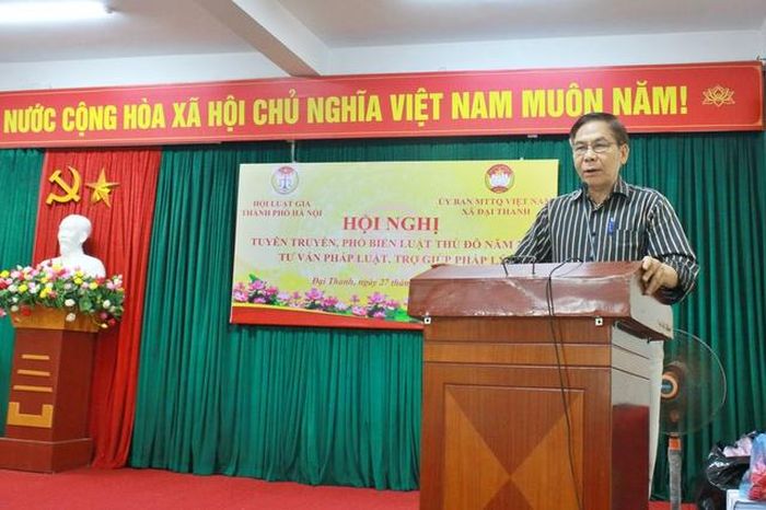 Luật sư Nguyễn Quốc Tuấn, báo cáo viên tại hội nghị. 