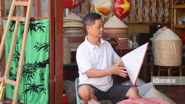 Các công đoạn làm ra một chiếc nón vẫn phải phụ thuộc vào đôi tay của người nghệ nhân.
