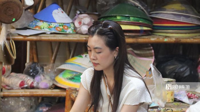 Du khách tham quan xưởng của nghệ nhân Thu Hương.
