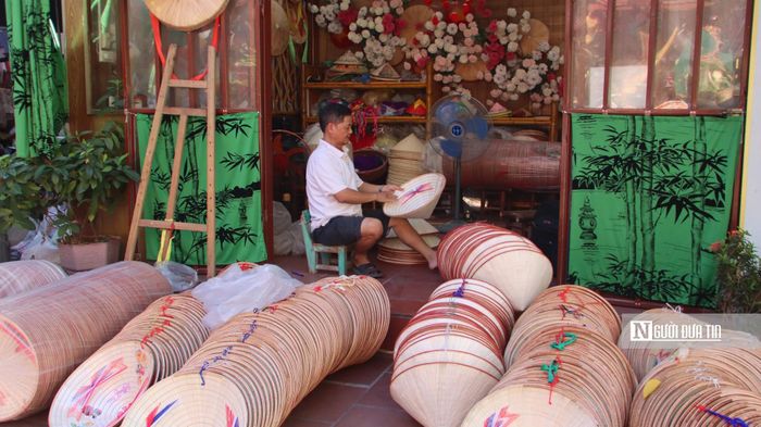 Các sản phẩm của làng Chuông vẫn nhận được sự quan tâm lớn của khách hàng.