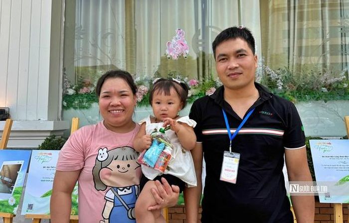 Gia đình nhỏ của chị Huyền giờ đây ngập tràn tiếng khóc cười trẻ thơ.