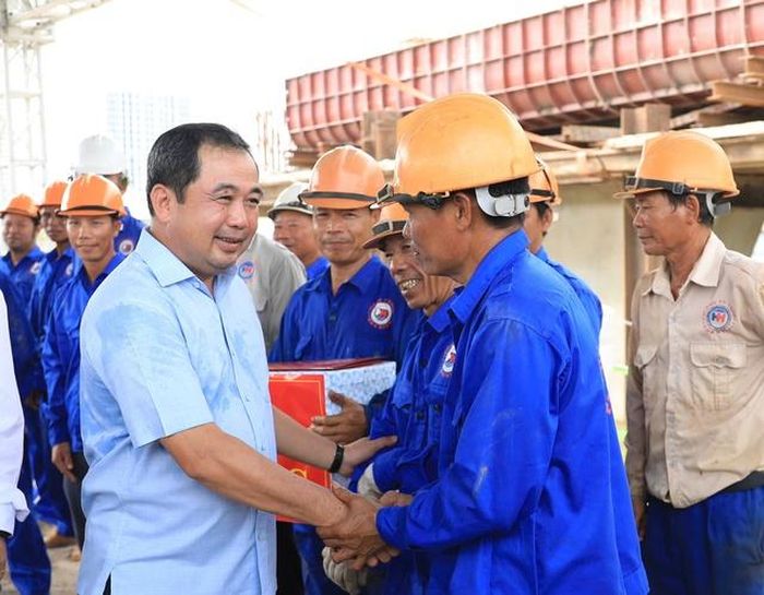 Bí thư Thành ủy Hà Nội Trần Đức Thắng thăm hỏi, tặng quà công nhân thi công tại Dự án cải tạo, nâng cấp quốc lộ 6 đoạn Hà Đông - Xuân Mai (Ảnh: Quang Thái).