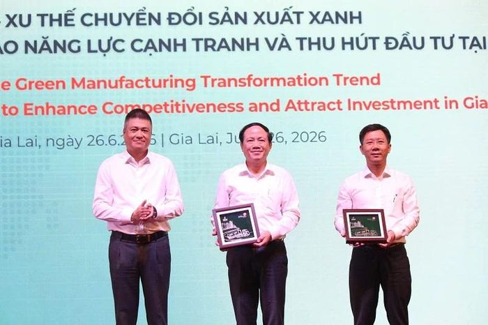 Ông Vũ Duy Đông - Giám đốc CNG Việt Nam tặng quà lưu niệm cho ông Phạm Anh Tuấn - Chủ tịch UBND tỉnh Gia Lai và ông Nguyễn Văn Lăng – Thành viên HĐQT, Tổng Giám đốc Becamex Bình Định.