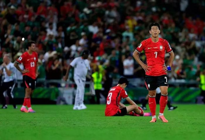 Các cầu thủ Hàn Quốc gây thất vọng khi để thua Nam Phi trong trận cuối. Ảnh: Getty.