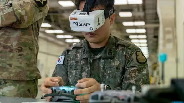 Hàn Quốc tham vọng sẽ đưa UAV thành thứ trang bị tiêu chuẩn của binh sĩ như súng đạn. Ảnh: Getty.