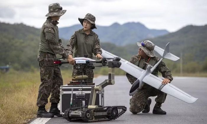 Binh sĩ Hàn Quốc chuẩn bị sử dụng các loại UAV trong diễn tập. Ảnh: Getty.