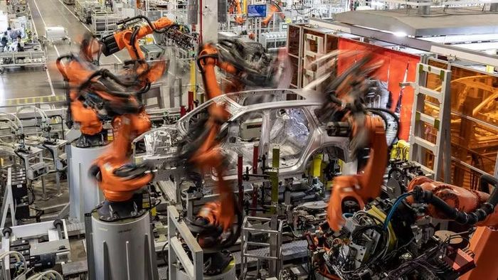 Robot thay thế công nhân trong dây chuyền sản xuất xe hơi. Ảnh: Dangdai.
