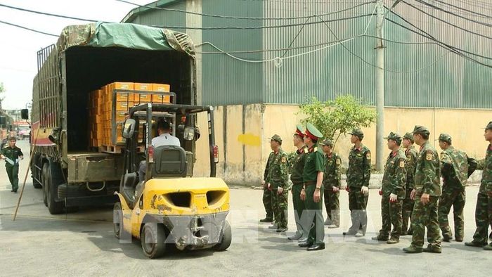 Lực lượng Hậu cần - Kỹ thuật vận chuyển hàng hóa, lương thực, thực phẩm chuẩn bị lên đường sang Venezuela. Ảnh: TTXVN phát