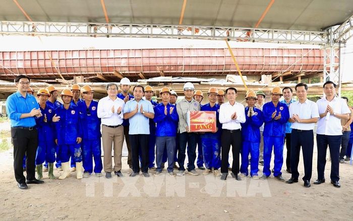 Bí thư Thành ủy Hà Nội Trần Đức Thắng thăm hỏi, tặng quà công nhân thi công tại Dự án cải tạo, nâng cấp quốc lộ 6 đoạn Hà Đông - Xuân Mai. Ảnh: Văn Điệp – TTXVN 