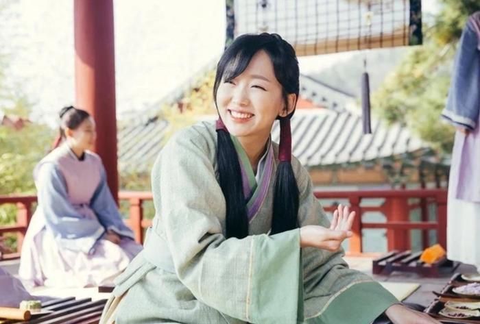 Jin Ki Joo trong Người Tình Ánh Trăng. Ảnh: NSX