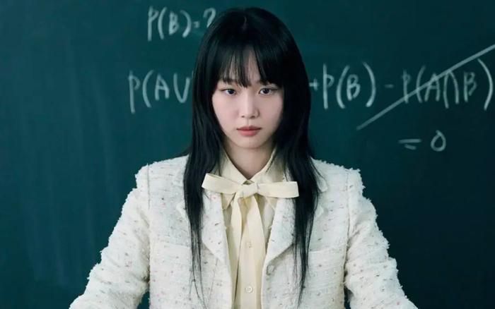Tạo hình của Jin Ki Joo trong Bài Học Đáng Đời. Ảnh: Netflix